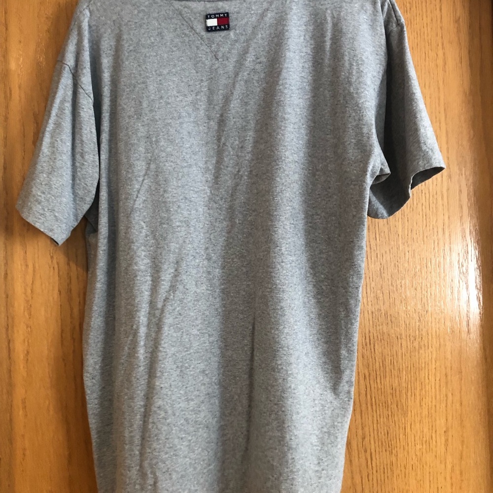 Tommy brand men’s size medium gray T-shirt. - Picture 2 of 4